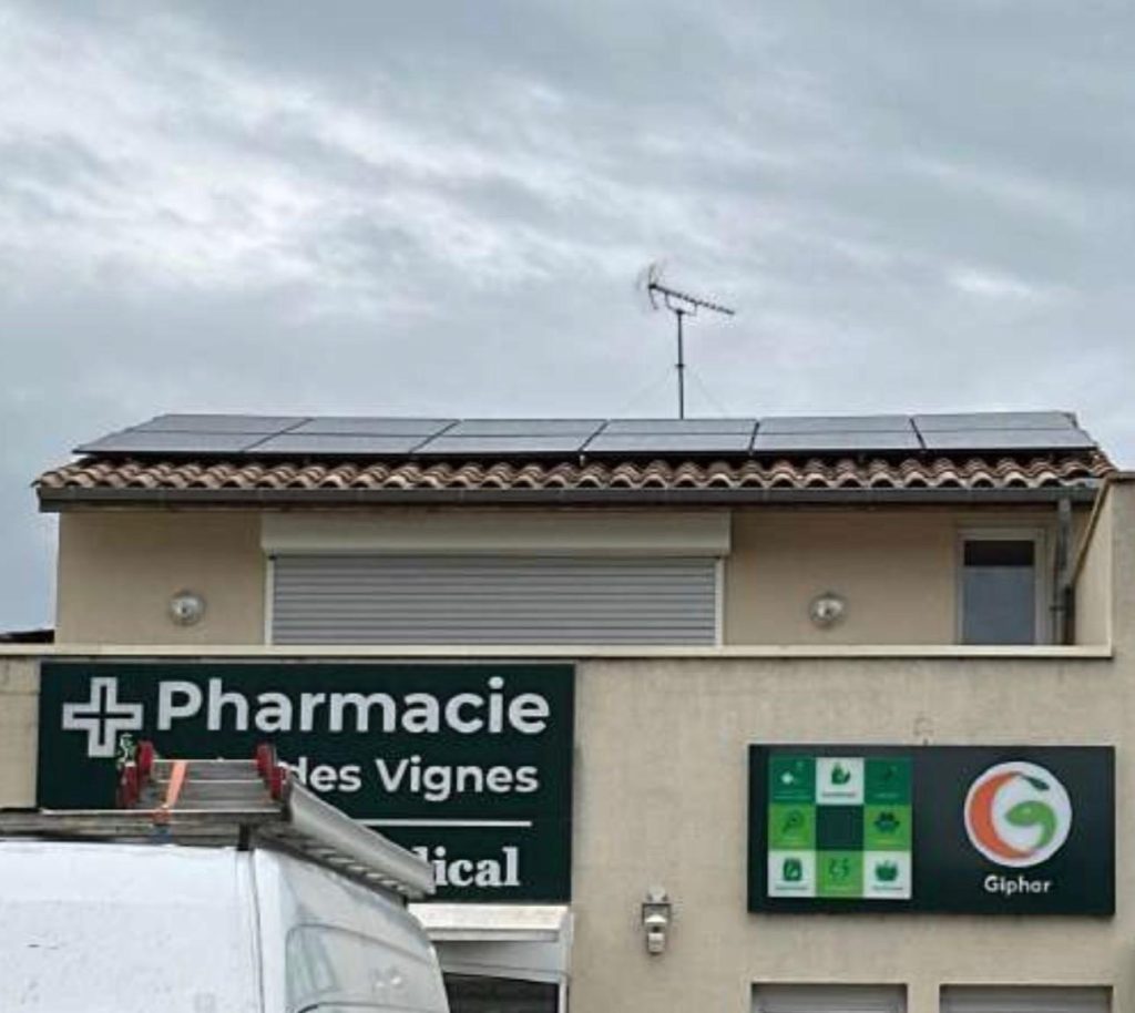 20 panneaux sur une pharmacie dans le 33
